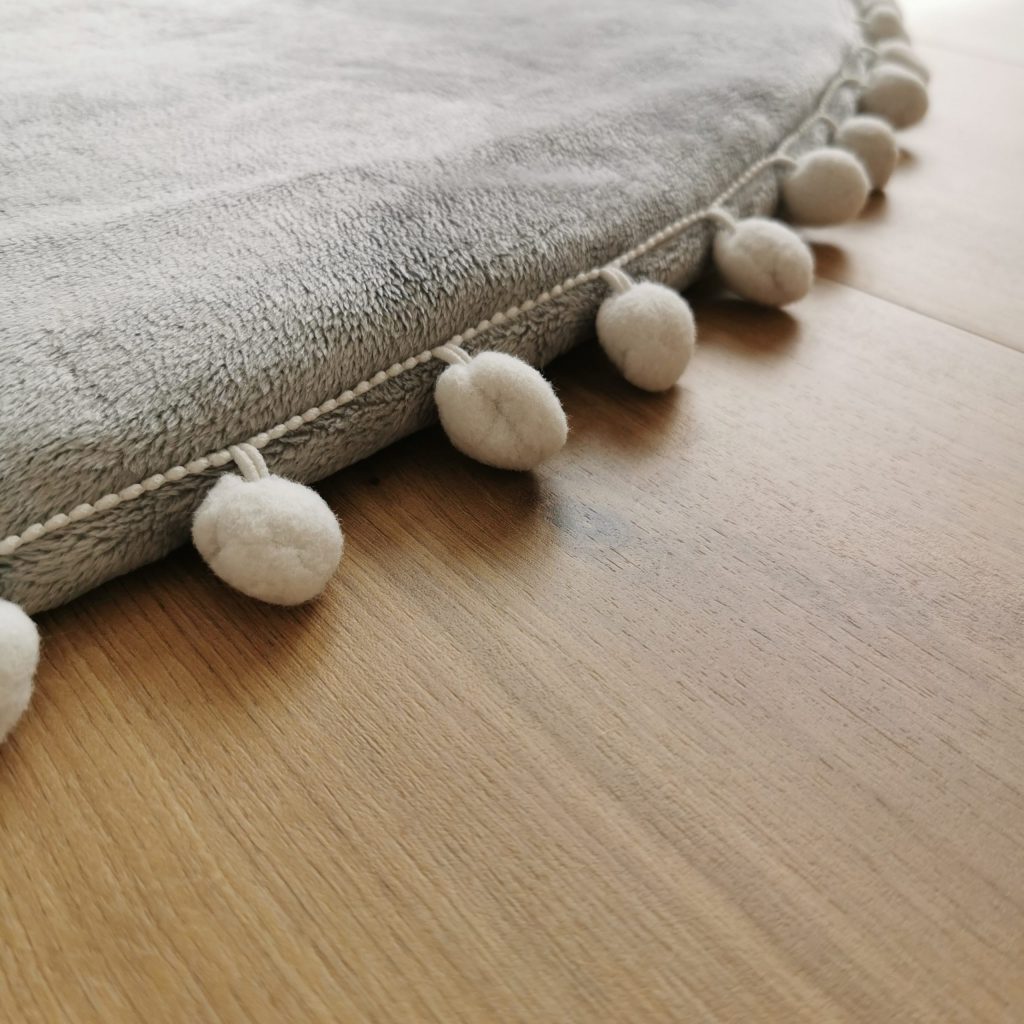 Hrací koberec plyšový s guličkami detail
