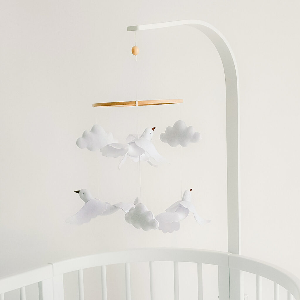 Závesná dekorácia nad detskú postieľku - Doves