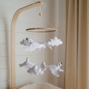 Závesná dekorácia nad detskú postieľku - Doves