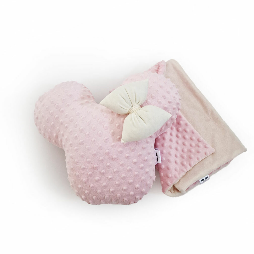 Set plyšového vankúša Monie s plyšovou dekou - púdrová/smotanová - VÝPREDAJ Set plyšového vankúša Monie s plyšovou dekou - púdrová/smotanová - VÝPREDAJ