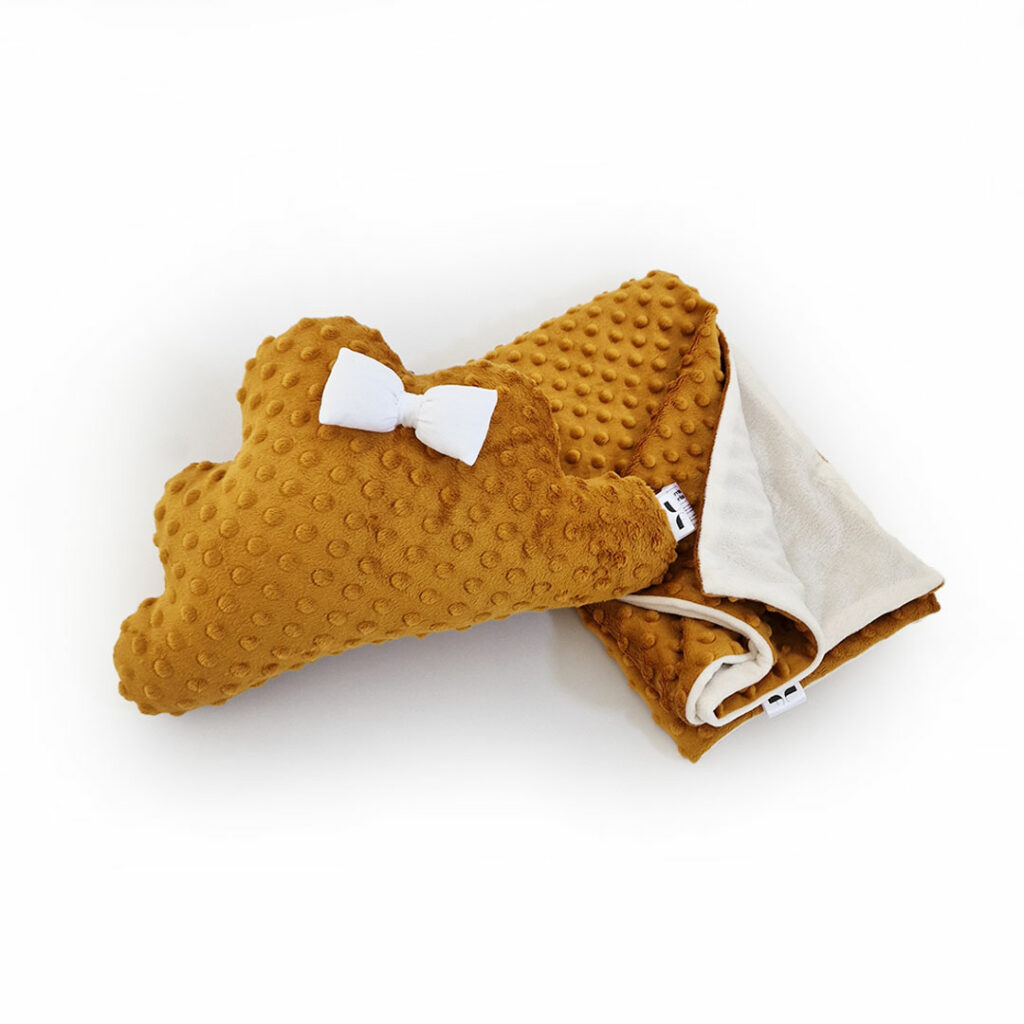 Set plyšového vankúša Oblak s plyšovou dekou - horčivová/smotanová - VÝPREDAJ Set plyšového vankúša Oblak s plyšovou dekou - horčivová/smotanová - VÝPREDAJ