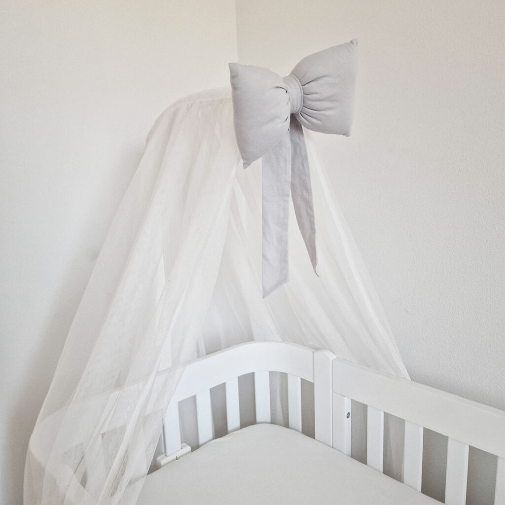 Tylové nebesá s bavlnenou mašľou - biela/svetlosivá - VÝPREDAJ