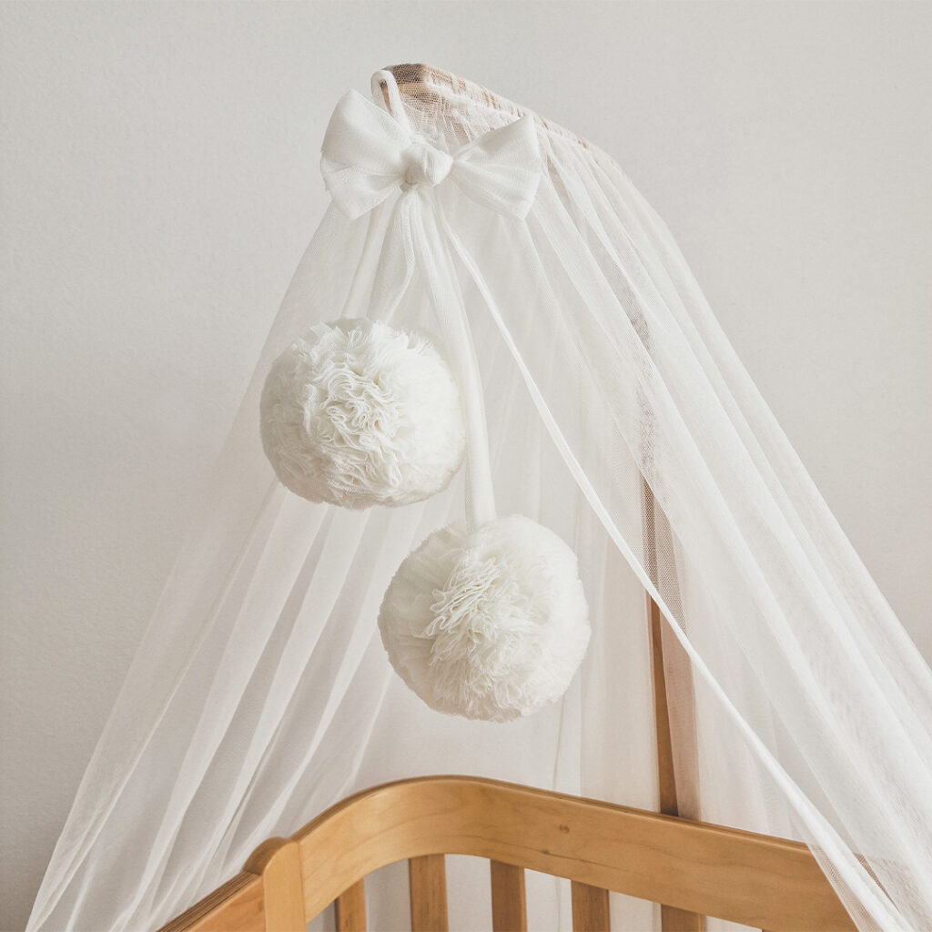 Tylové nebesá s pom pom - biele - VÝPREDAJ