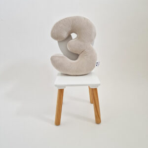 Vankúš velvet písmeno 4 - svetlá béžová - VÝPREDAJ