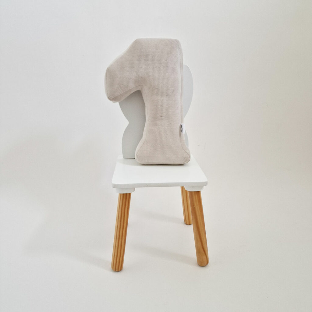 Vankúš velvet písmeno 2 - svetlá béžová - VÝPREDAJ